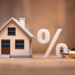 Model of a house with a percentage sign and padlock, representing interest rates and financial stability in real estate.